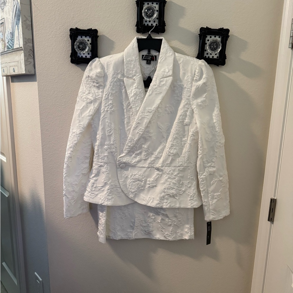 Chic White Textured Women's Blazer